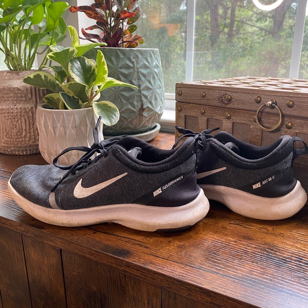 Black Nike flex experience 8 running sneakers